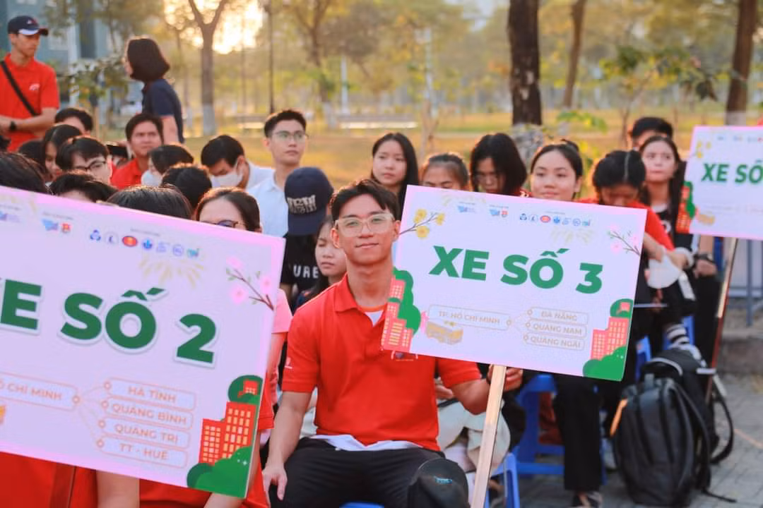 Sinh viên phấn khởi khi tham gia chương trình 'Hành trình mùa Xuân'.