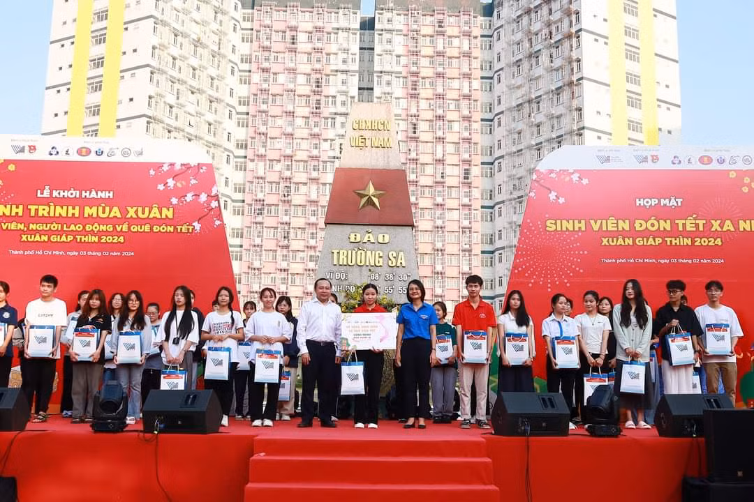 Chương trình trao tặng 225 phần quà cho sinh viên tham gia 'Hành trình mùa Xuân'.