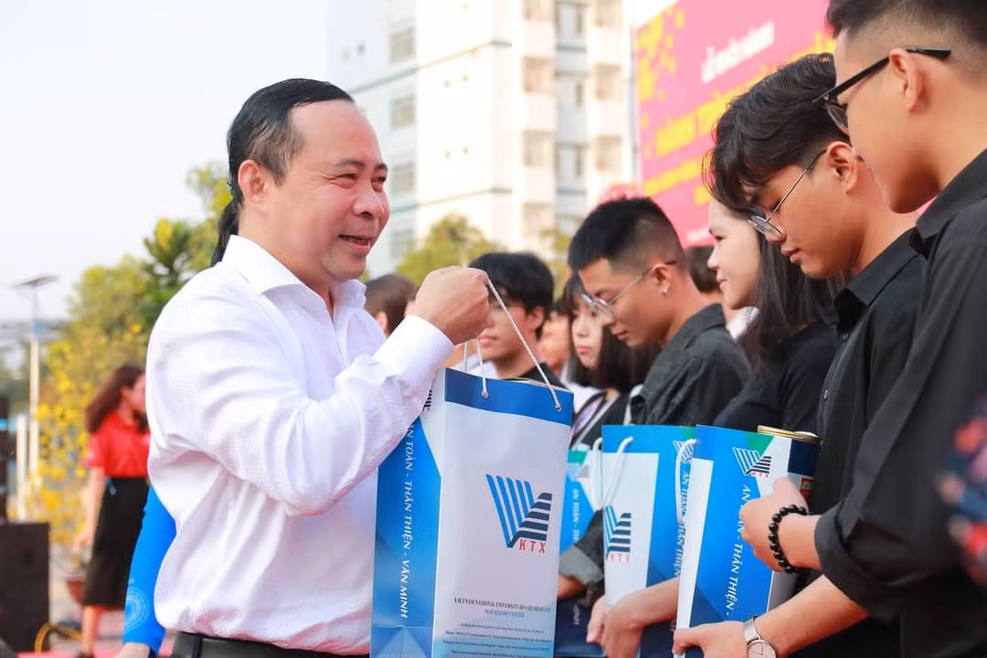 Giám đốc ĐHQG TP. HCM Vũ Hải Quân trao quà cho các bạn sinh viên về quê đón Tết.