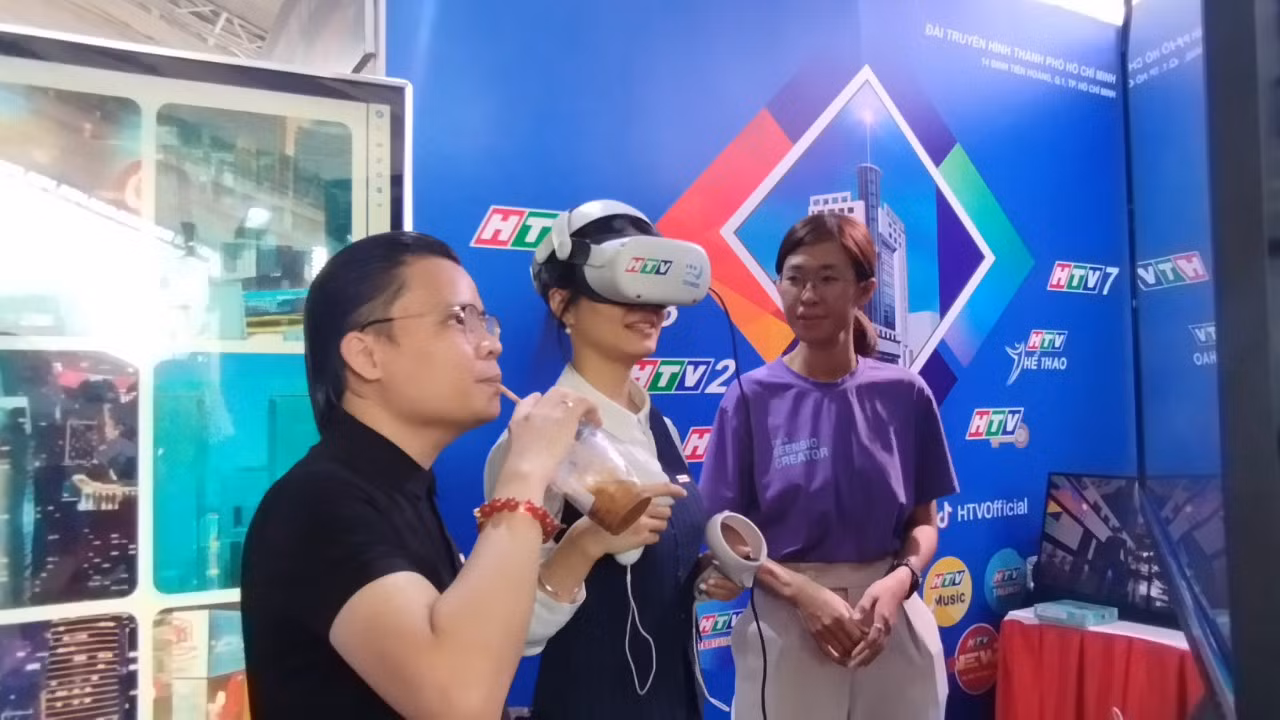 Các bạn sinh viên trải nghiệm tại các gian trưng bày tại Hội Báo.