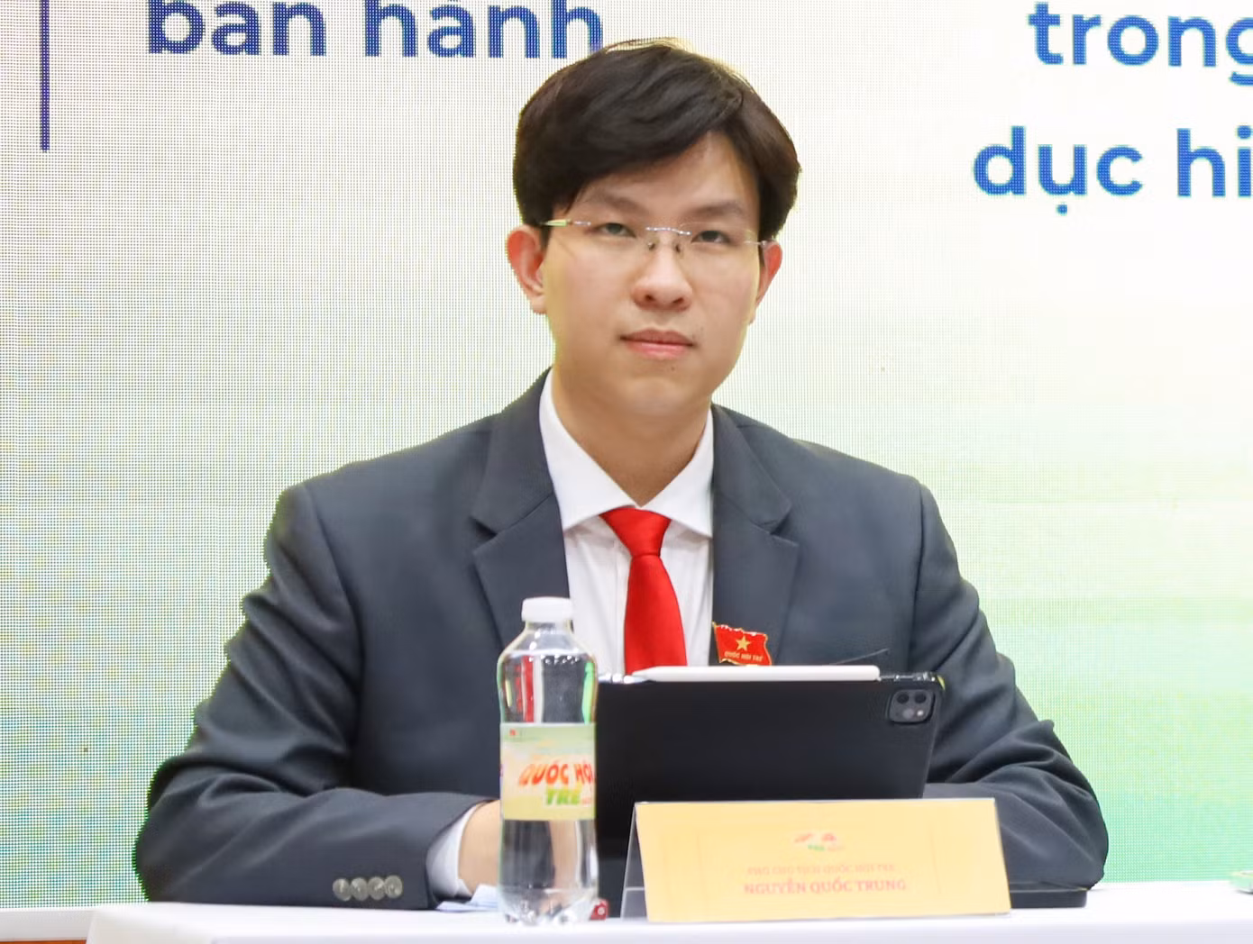 Quốc Trung tham gia nhiều hội thảo quốc tế. Quốc Trung tham gia nhiều hội thảo quốc tế.