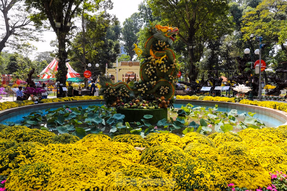 Hồ tròn trước Đền tưởng niệm các Vua Hùng điểm tô bằng mô hình mâm ngũ quả được nghệ nhân tỉ mỉ tạo hình tượng trưng cho mùa màng bội thu, sự sum vầy sung túc. (Ảnh: Duy Anh) Hồ tròn trước Đền tưởng niệm các Vua Hùng điểm tô bằng mô hình mâm ngũ quả được nghệ nhân tỉ mỉ tạo hình tượng trưng cho mùa màng bội thu, sự sum vầy sung túc. (Ảnh: Duy Anh)