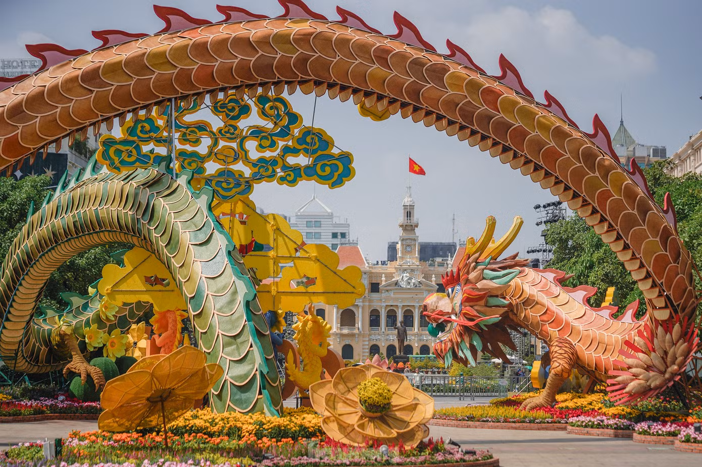 Nhiều bạn trẻ thích thú check-in với cặp linh vật rồng tại Đường hoa Nguyễn Huệ. (Ảnh: Phạm Nguyễn).