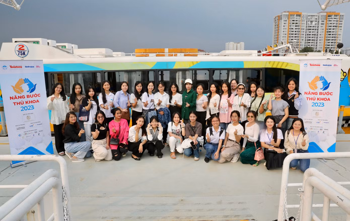 Chương trình “Nâng bước thủ khoa” là một hoạt động thường niên trong chuỗi hoạt động của Quỹ Hỗ trợ Tài năng trẻ Việt Nam và báo Tiền Phong. Năm nay, Ban Tổ chức nhận được hơn 350 hồ sơ ứng viên do các trường đại học giới thiệu.