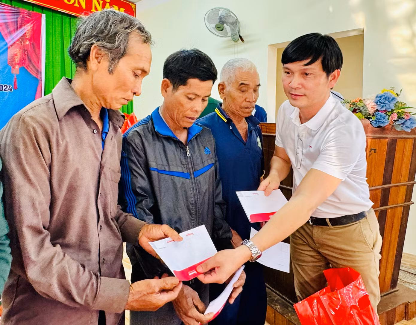Nhà báo Trần Ngọc Lâm - Phó Trưởng Ban đại diện báo Tiền Phong tại TP. HCM, trao quà tặng bà con xã Phú Nghĩa (huyện Bù Gia Mập, tỉnh Bình Phước).