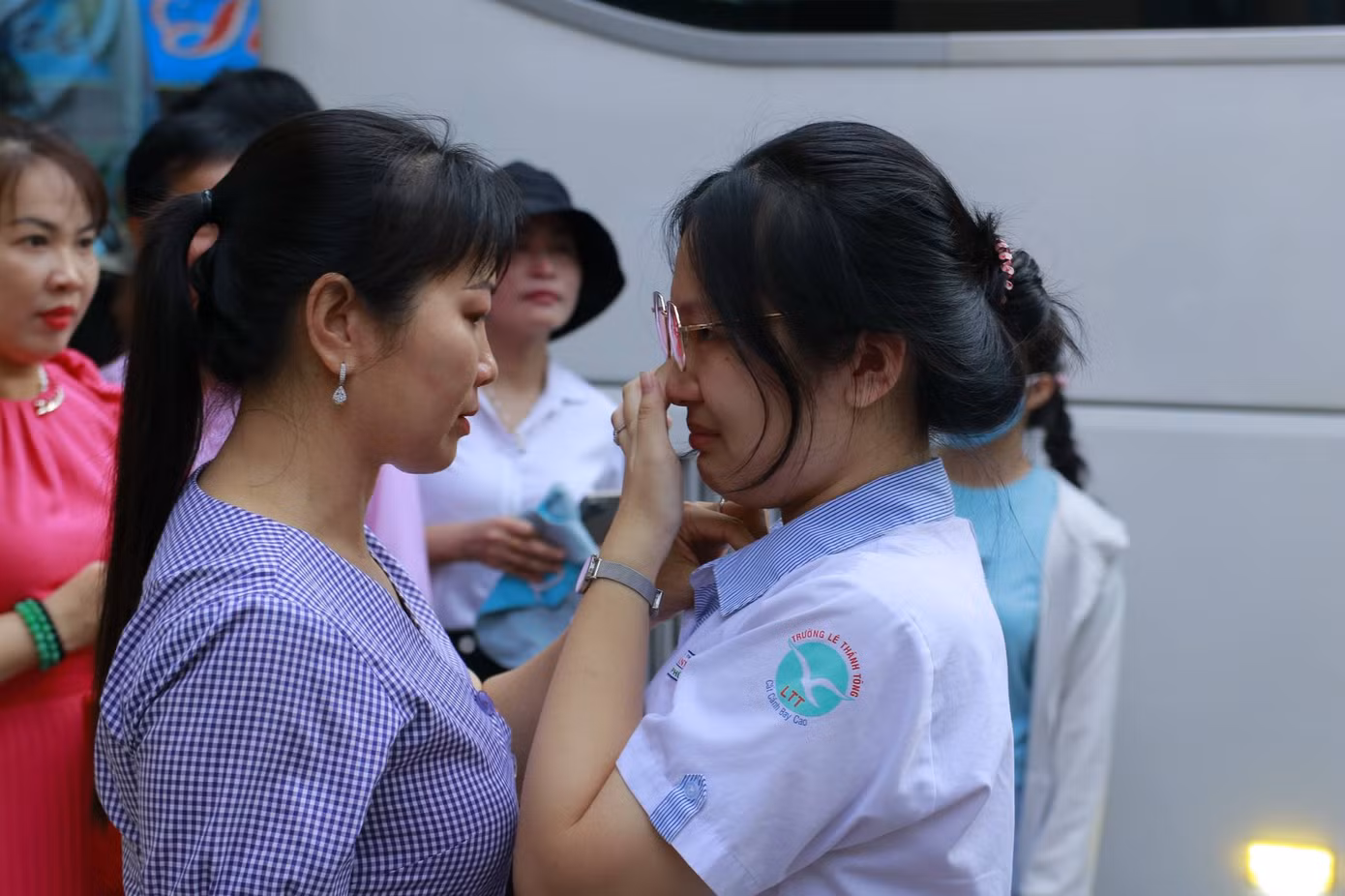 Phụ huynh động viên con sau buổi thi môn Ngữ văn sáng 27/6.