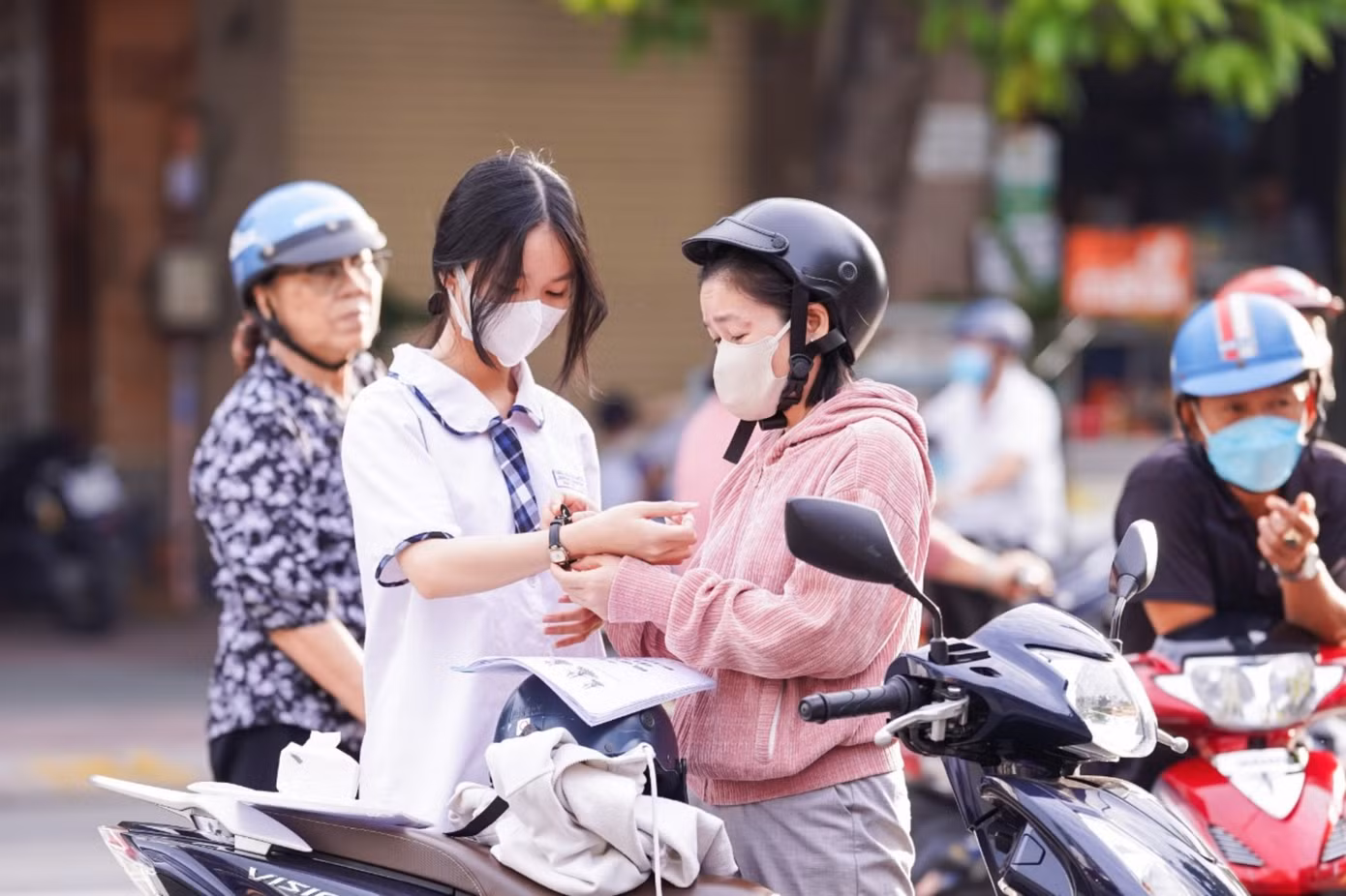 Phụ huynh dặn dò các con bình tĩnh làm bài, kiểm tra kỹ đáp án trước khi nộp và canh thời gian làm bài.