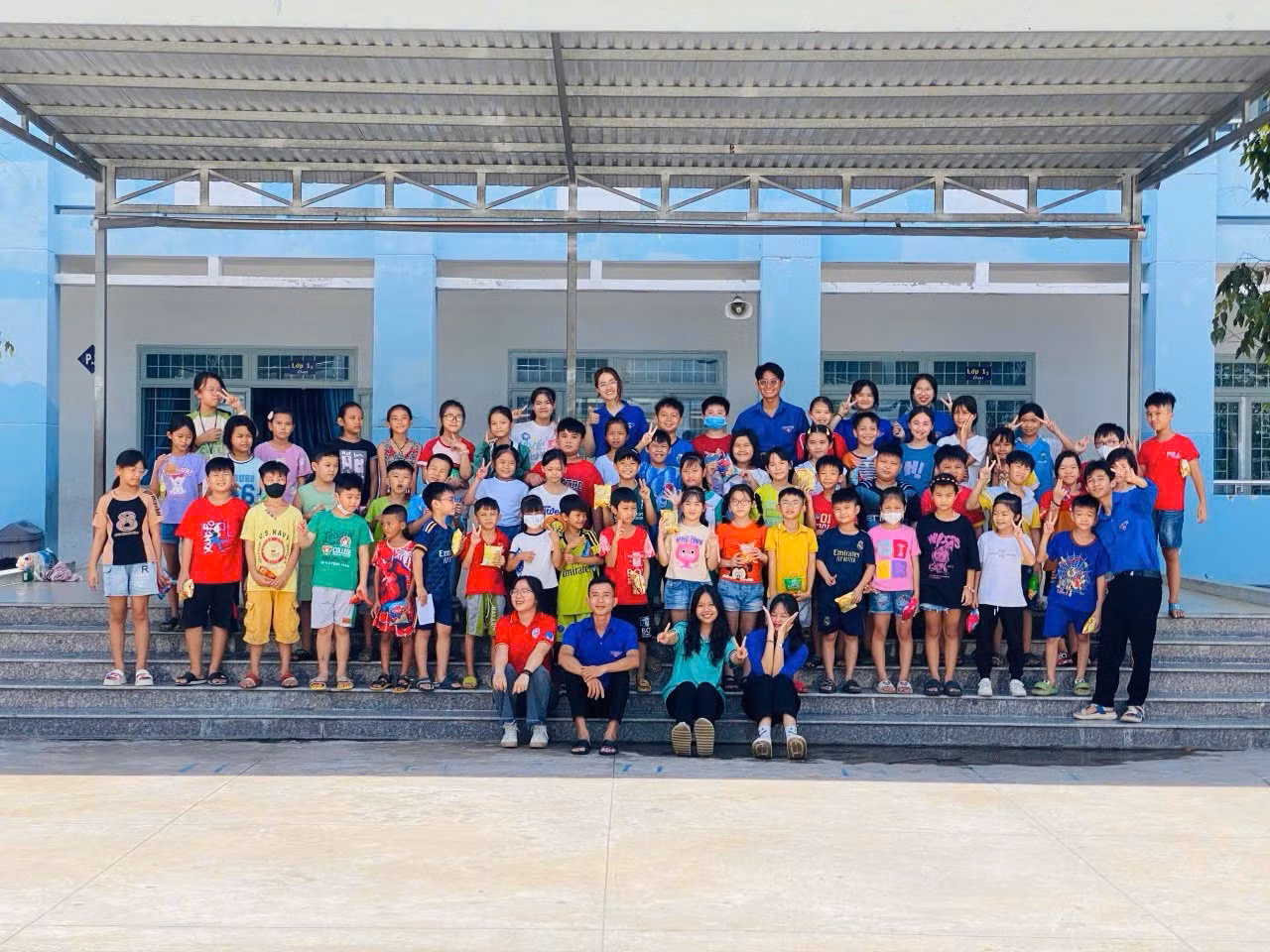 Lớp học thu hút rất đông các bạn nhỏ tham gia.