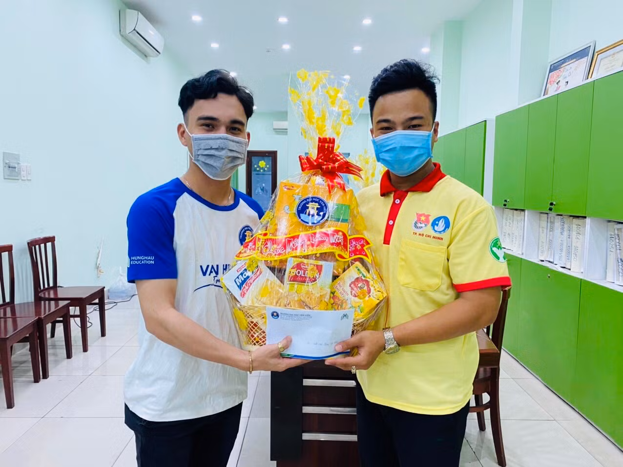 Thanh Nam (phải) tích cực tham gia các hoạt động Đoàn - Hội.