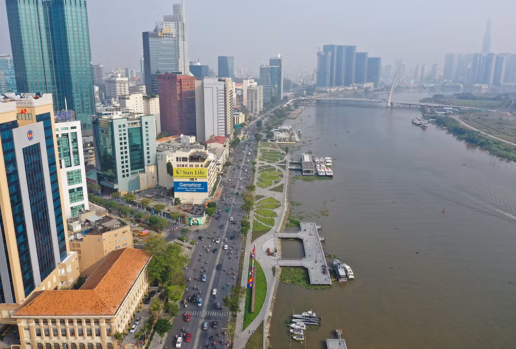 Công viên bến Bạch Đằng có vị trí gần điểm bắn tầm cao, dễ dàng cho các bạn trẻ “check-in” cùng pháo hoa. (Ảnh: VnE)