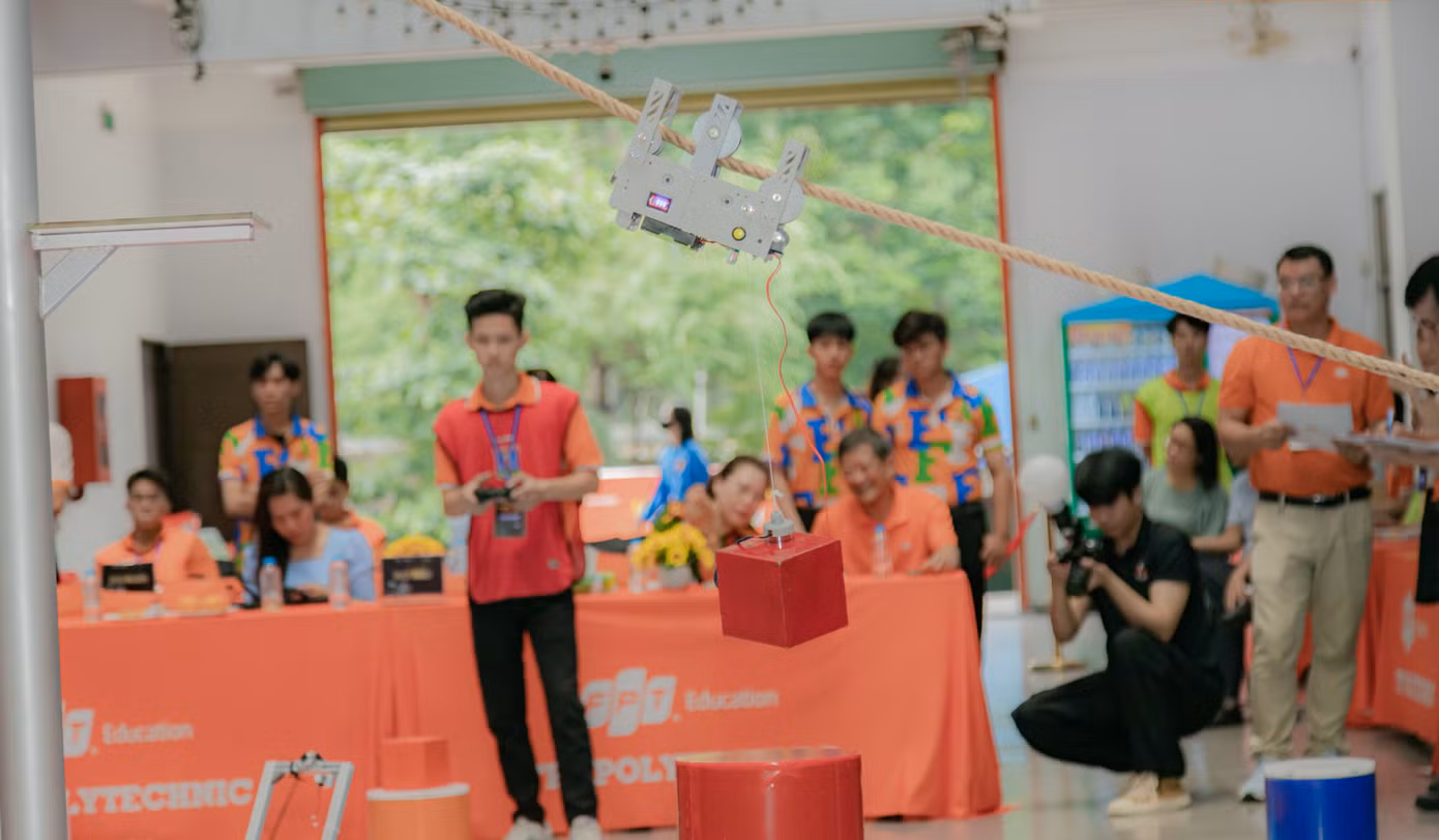 Các đội thi biểu diễn robot làm các nhiệm vụ trước Ban Giám khảo. Các đội thi biểu diễn robot làm các nhiệm vụ trước Ban Giám khảo.