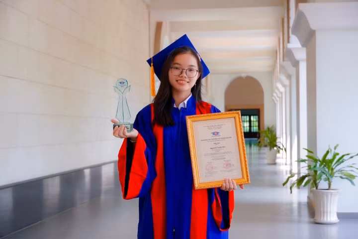 Nguyễn Tuyết Nhi (trường THPT Trương Vĩnh Ký, Bến Tre) không giấu được niềm hạnh phúc và xúc động khi chia sẻ về ý nghĩa của giải thưởng đối với tương lai của mình.