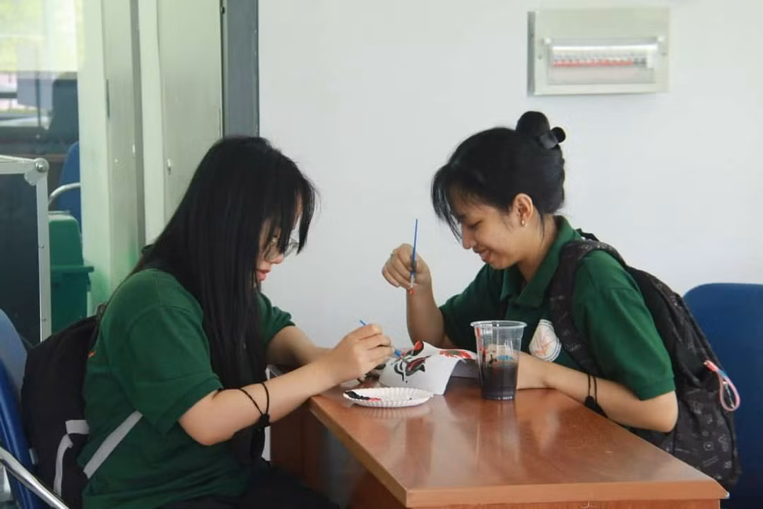Các bạn trẻ thử sức với vẽ mặt nạ tuồng.