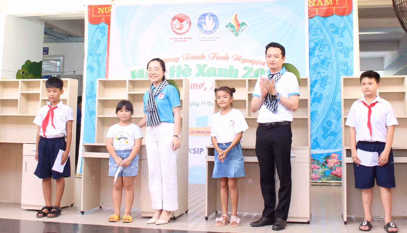 Lãnh đạo Hội Sinh viên hai đơn vị trao góc học tập cho thiếu nhi có hoàn cảnh khó khăn.