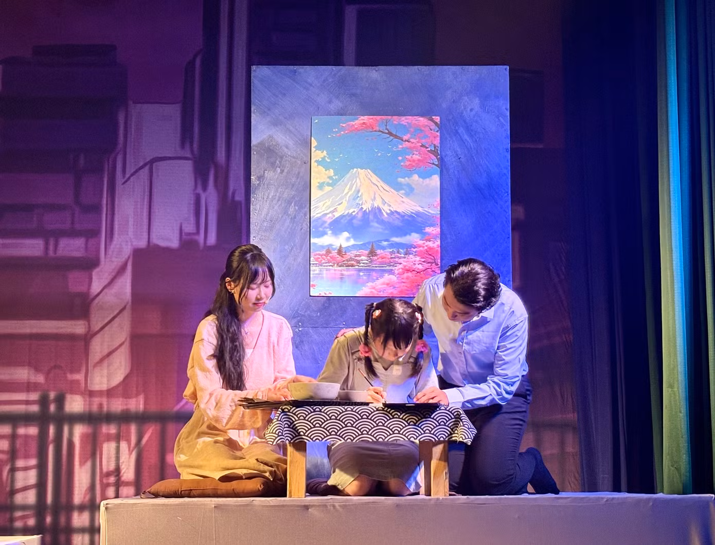 Sinh viên Báo chí làm kịch cảm tác từ tiểu thuyết của “ông hoàng” trinh thám Nhật Bản Higashino Keigo. Sinh viên Báo chí làm kịch cảm tác từ tiểu thuyết của “ông hoàng” trinh thám Nhật Bản Higashino Keigo.