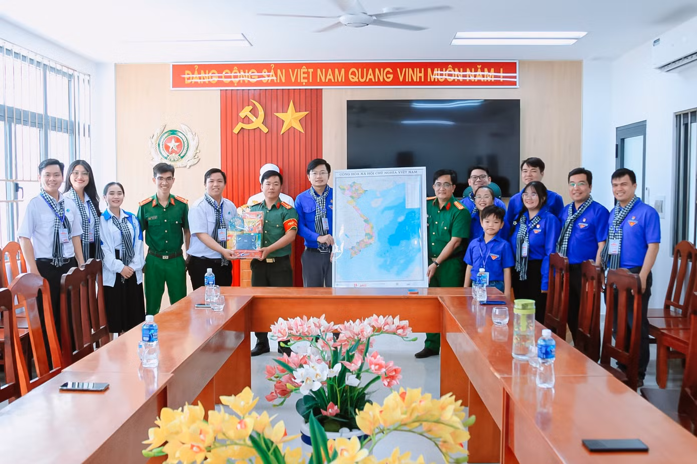 Đoàn cũng đã đến thăm và trao tặng bản đồ Việt Nam triển khai cuộc vận động “Tự hào một dải non sông” đến với Công an Huyện, Đại đội Pháo HH5, Đồn Biên phòng Cửa khẩu cảng Phú Quý… (Ảnh: TLTĐ)