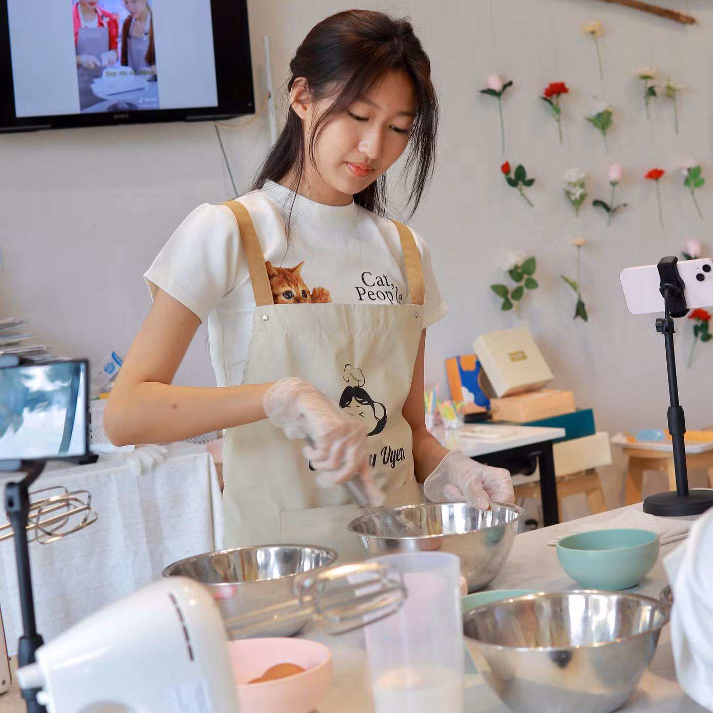 Tham gia làm bánh Trung Thu handmade, bạn trẻ được trải nghiệm nhiều công đoạn.