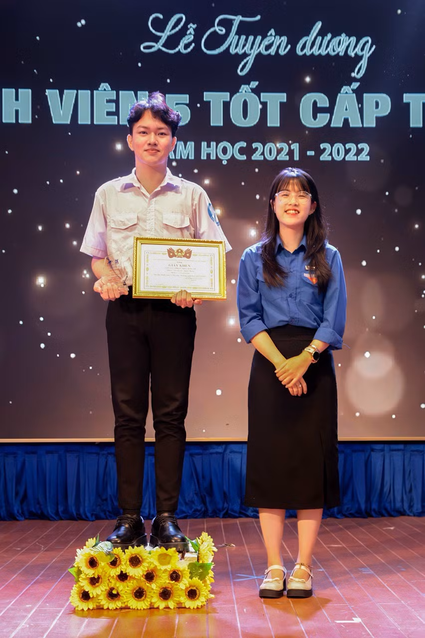 Văn Khắc giành được nhiều danh hiệu trong 4 năm đại học.