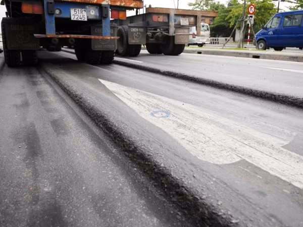 Xe quá tải là một trong những tác nhân tàn phá nền mặt đường bê tông nhựa. (Ảnh: TTXVN)