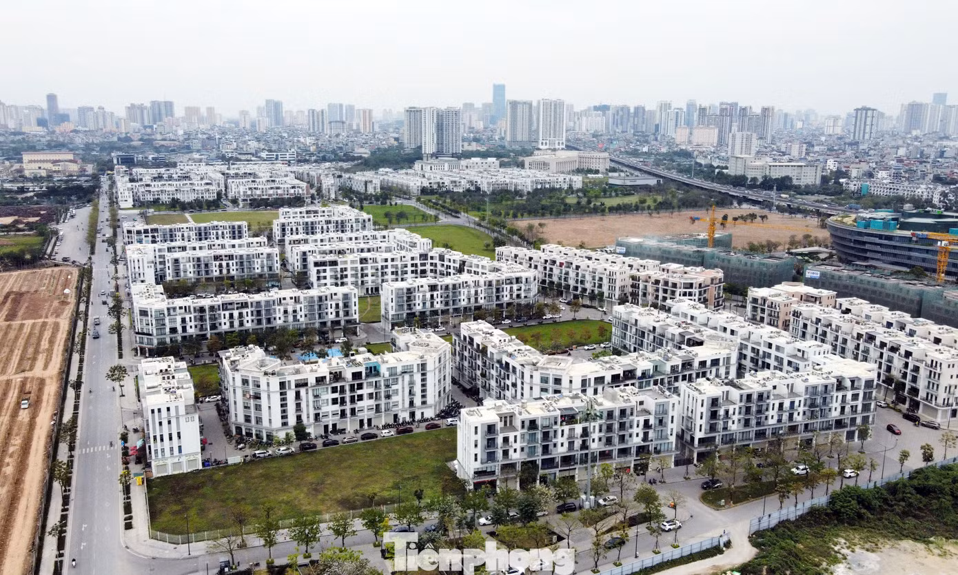 Theo đó, UBND TP Hà Nội chấp thuận cho Bitexco được tiếp tục thực hiện dự án The Manor Central Park phần đất còn lại (khoảng 6,6 ha) theo hợp đồng BT dự án đường giao thông bao quanh khu tưởng niệm danh nhân Chu Văn An TP Hà Nội đã ký. Đồng thời, UBND TP giao các sở ngành hướng dẫn Công ty CP Bitexco hoàn thiện quy trình thủ tục để tiếp tục thực án The Manor Central Park theo đúng quy định.