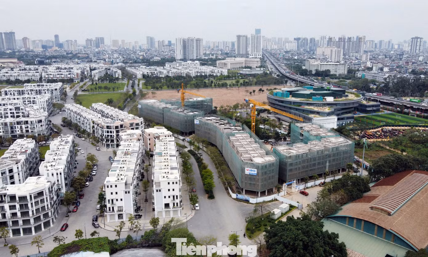 Liên quan dự án này, năm 2019, Hà Nội đã có quyết định thu hồi gần 5,3ha đất tại dự án, trong đó 2,3ha là quỹ đất công cộng phải bàn giao cho thành phố và gần 3ha là quỹ đất 20% để xây dựng nhà ở xã hội. Đến cuối tháng 8/2023, TP Hà Nội đã có văn bản yêu cầu Bitexco khẩn trương, nghiêm túc bàn giao gần 5,3ha trên.