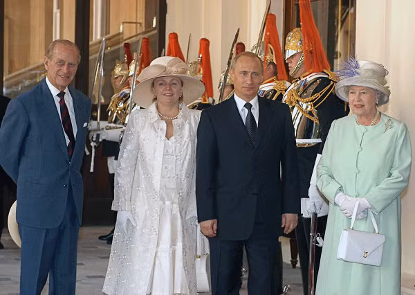 Vợ chồng ông Putin gặp mặt nữ hoàng Elizabeth II và công tước xứ Edinburgh tại London tháng 6/2003