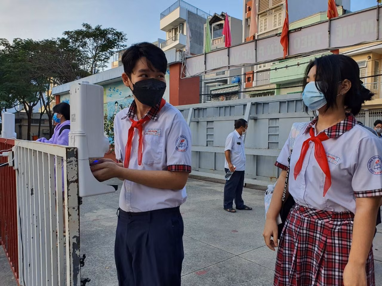 Học sinh TPHCM đến trường học trực tiếp hôm 13/12 Học sinh TPHCM đến trường học trực tiếp hôm 13/12