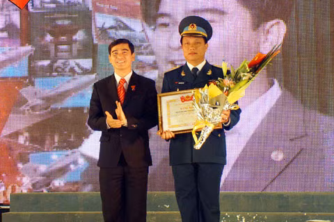 Các giải thưởng cuộc thi tìm hiểu 40 năm chiến thắng “Hà Nội - Điện Biên Phủ trên không” được trao