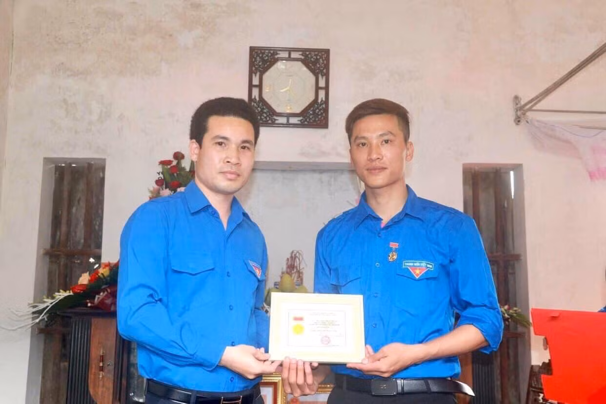 Cuộc vận động Mỗi ngày một tin tốt, mỗi tuần một câu chuyện đẹp trên mạng xã hội được cán bộ, đoàn viên, thanh thiếu nhi hưởng ứng tích cực với hơn 50.000 tin tốt, câu chuyện đẹp đã được đăng tải. Trong ảnh, anh Triệu Văn Thái, Bí thư Tỉnh Đoàn Nam Định trao Bằng khen của Thủ tướng Chính phủ, Huy hiệu "Tuổi trẻ dũng cảm" của Trung ương đoàn và Bằng khen của UBND tỉnh Nam Định cho đoàn viên Nguyễn Đức Chính