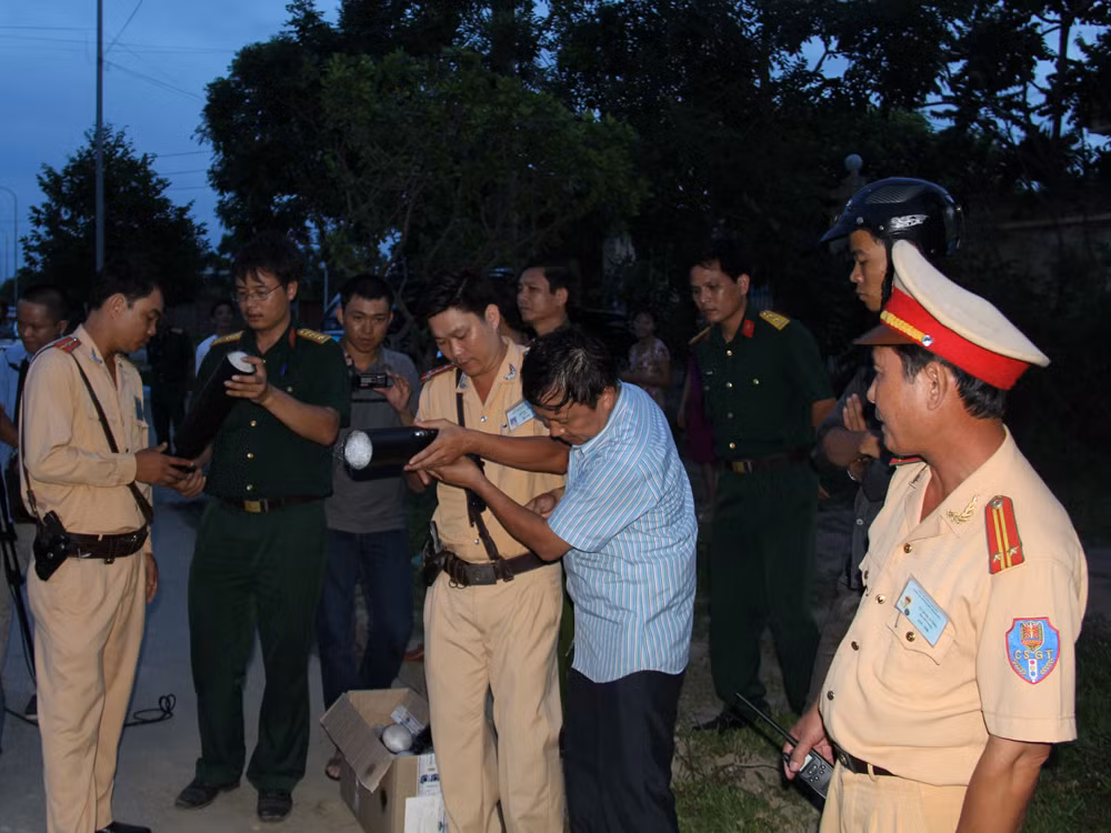 Hình ảnh thực nghiệm tại hiện trường ống phóng bùi nhùi. Ảnh: Công an Thanh Hóa cung cấp. Hình ảnh thực nghiệm tại hiện trường ống phóng bùi nhùi. Ảnh: Công an Thanh Hóa cung cấp