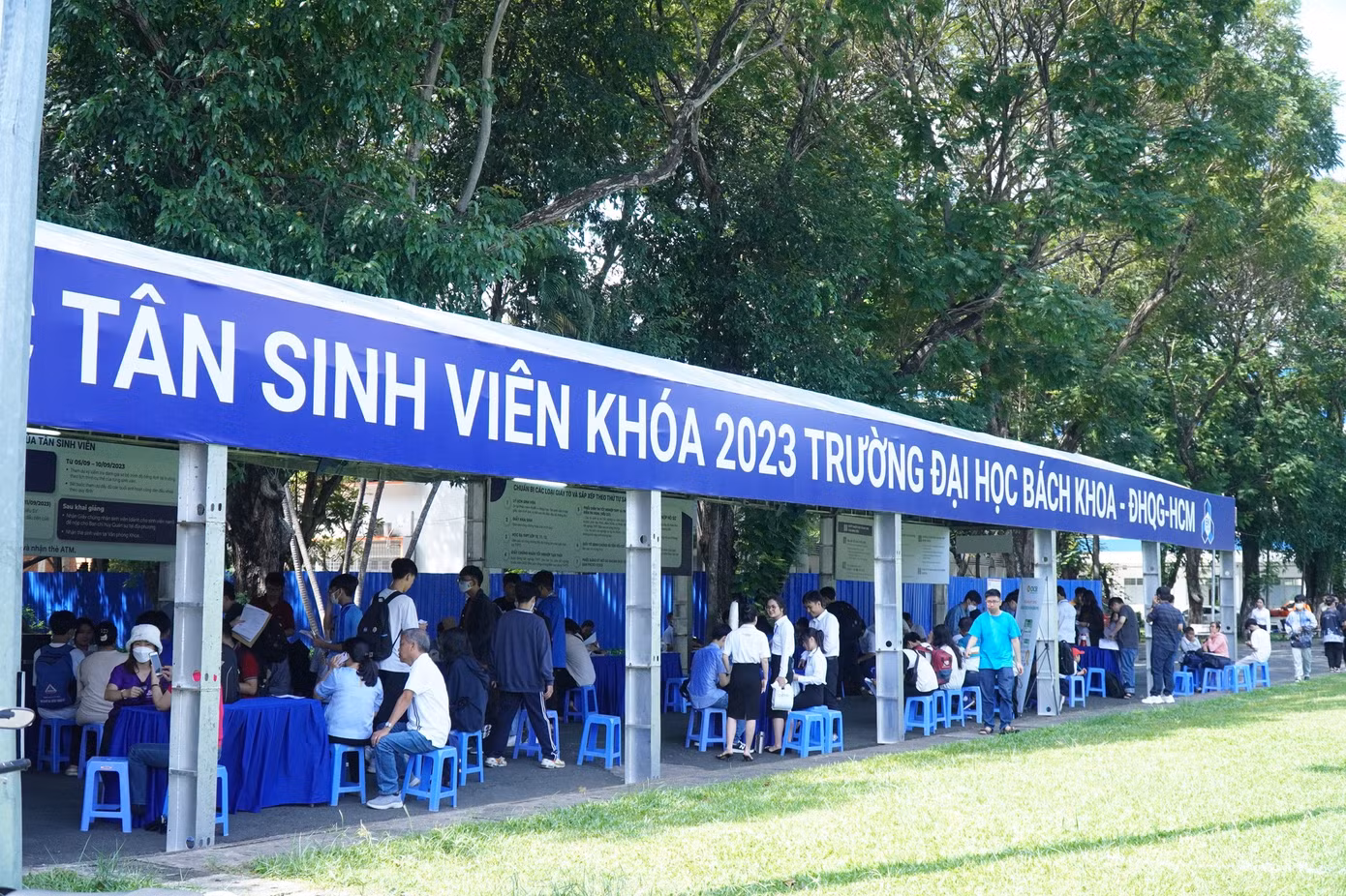 Tân sinh viên trường ĐH Bách khoa (ĐHQG TP. HCM) được hướng dẫn kỹ càng khi nhập học.