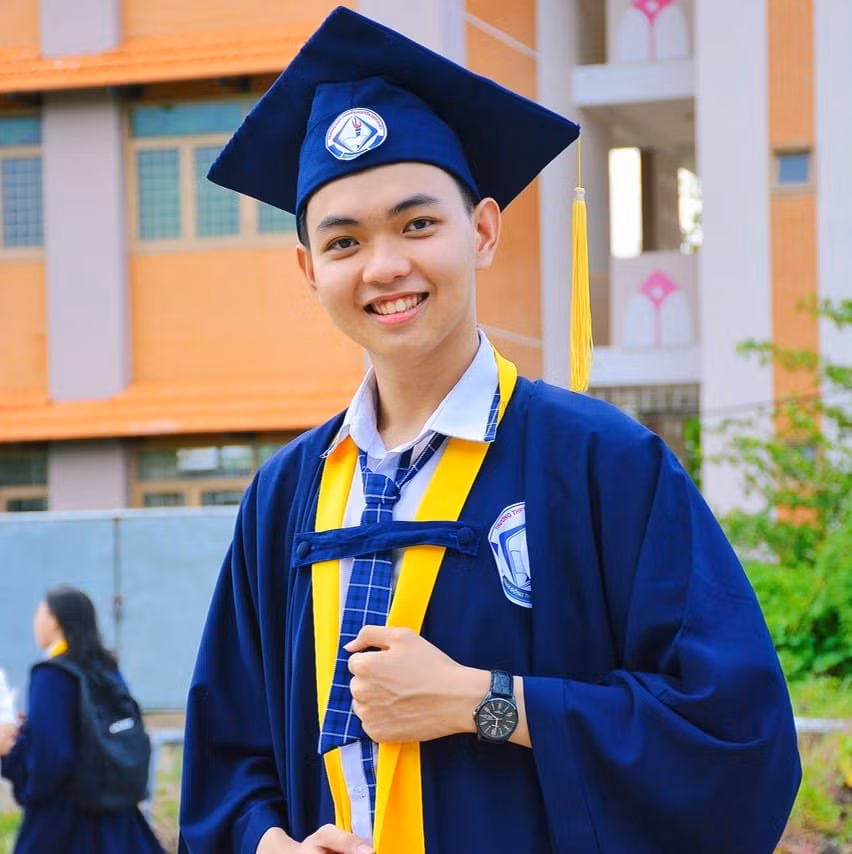 Những năm THPT, Hoàng Khang luôn đạt học sinh giỏi, đứng đầu cả khối về thành tích học tập. Những năm THPT, Hoàng Khang luôn đạt học sinh giỏi, đứng đầu cả khối về thành tích học tập.