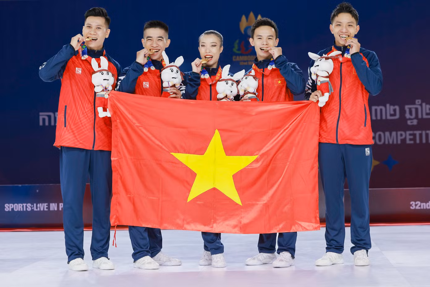 Lê Hoàng Phong (thứ hai, từ trái sang) chụp ảnh cùng các vận động viên đội tuyển Aerobic Việt Nam tại SEA Games 32.