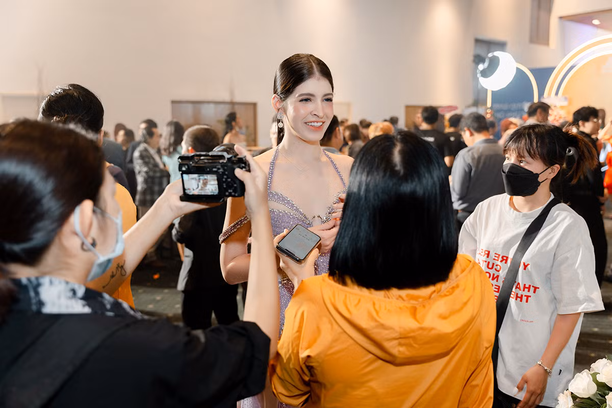 Sự góp mặt của người mẫu Andrea khiến người nhiều chú ý, nữ người mẫu gốc Tây Ban Nha còn là một ‘hot TikToker’. Cô cùng với em trai và bố thường xuyên phối hợp tạo những kịch bản vui nhộn. Đây cũng là một hình ảnh mới mẻ để khẳng định sức ảnh hưởng của người phụ nữ không chỉ đẹp, tài năng mà còn luôn hướng giới trẻ đến một cái nhìn tích cực.