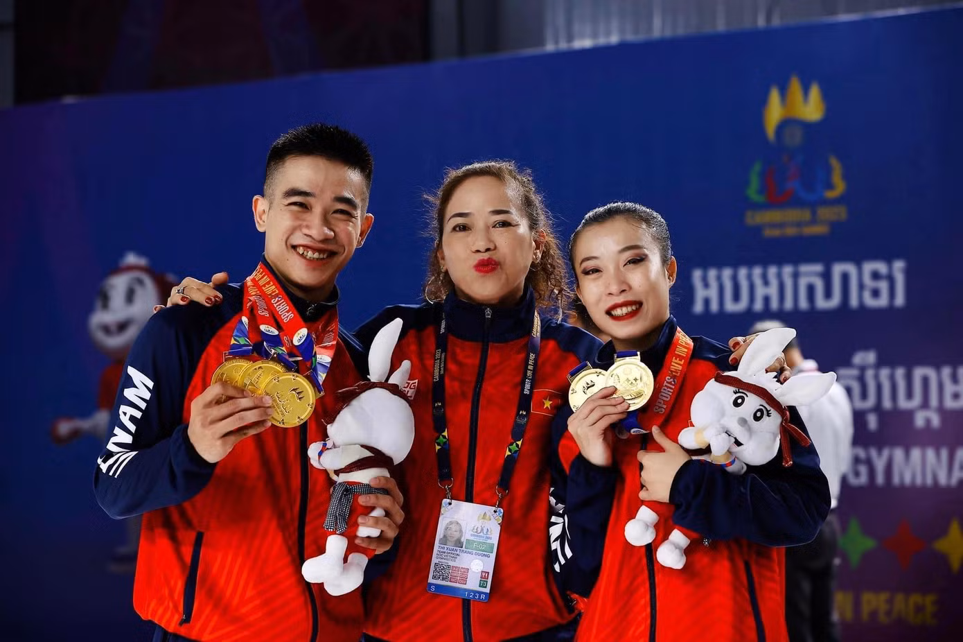 Lê Hoàng Phong, cô Dương Thị Xuân Trang (HLV tuyển Aerobic), Trần Ngọc Thúy Vi. (Ảnh: Quỷ Cốc Tử)