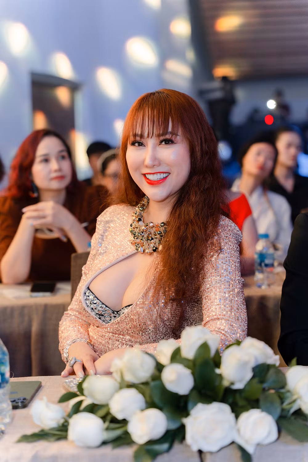 Bên cạnh Lý Nhã Kỳ, sự góp mặt của ‘nữ hoàng dao kéo’ Phi Thanh Vân tạo không khí vui nhộn và thu hút Vnet khi cô sẵn sàng thể hiện một số ca khúc tạo làn sóng tranh cãi về giọng hát trong thời gian qua. Nữ diễn viên cũng tâm sự về những gì trải qua trong cuộc sống của mình, về những giá trị mà người phụ nữ cần có và đang khẳng định trong xã hội với nhiều vai trò khác nhau.