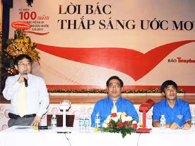Các đại biểu chủ trì diễn đàn . Các đại biểu chủ trì diễn đàn