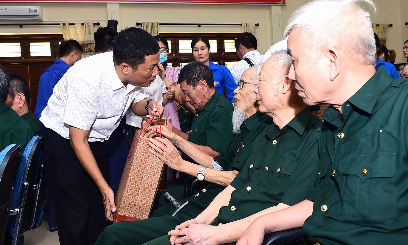 Giám đốc truyền thông công ty CP Him Lam Nguyễn Huy Thiêm trao tặng quà thương bệnh binh điều dưỡng tại trung tâm. Ảnh: Xuân Tùng