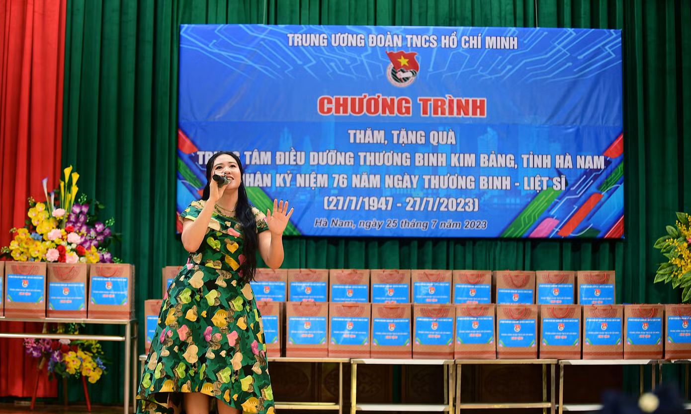 Các tiết mục văn nghệ mở màn chương trình. Ảnh: Xuân Tùng