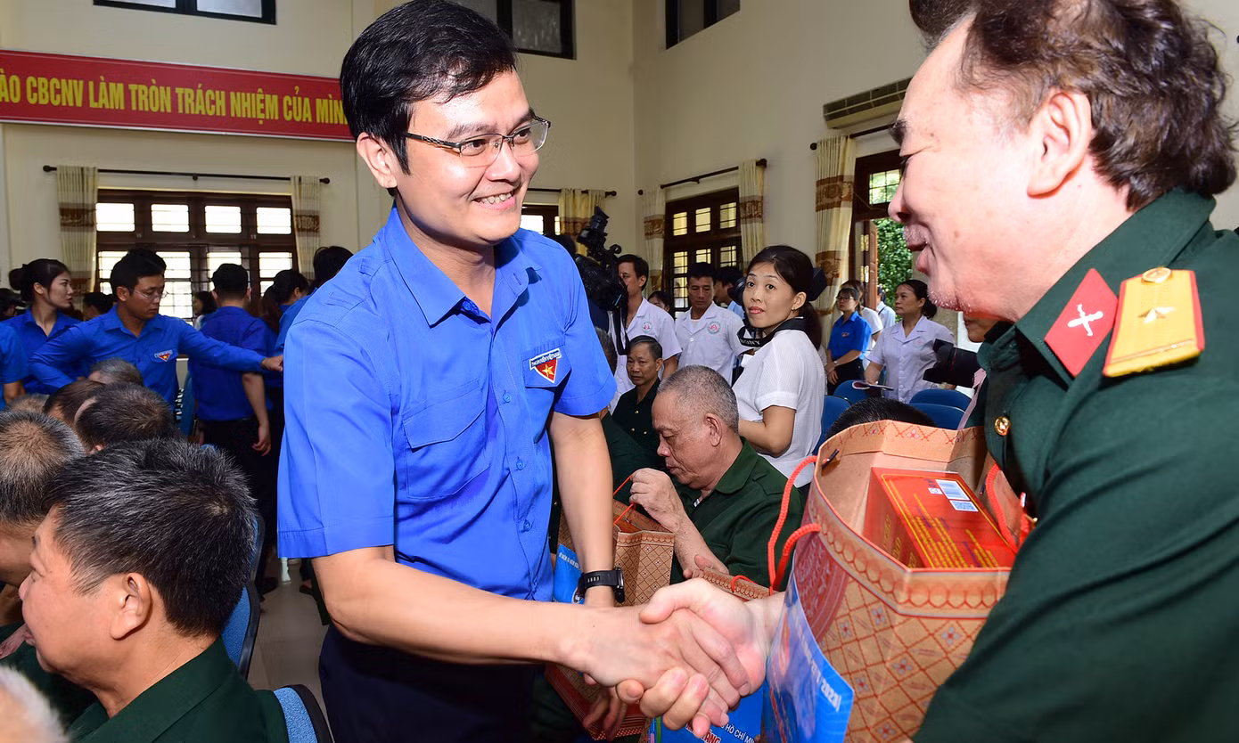 Bí thư thứ nhất T.Ư Đoàn Bùi Quang Huy tặng quà, động viên thương bệnh binh điều dưỡng tại trung tâm. Ảnh: Xuân Tùng