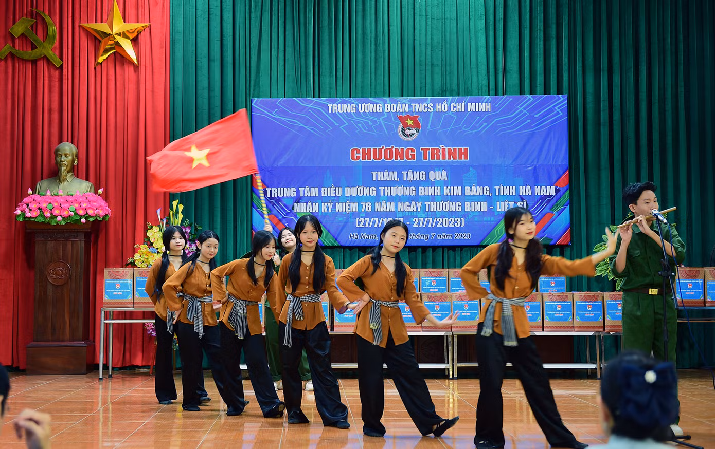 Các tiết mục văn nghệ mở màn chương trình. Ảnh: Xuân Tùng