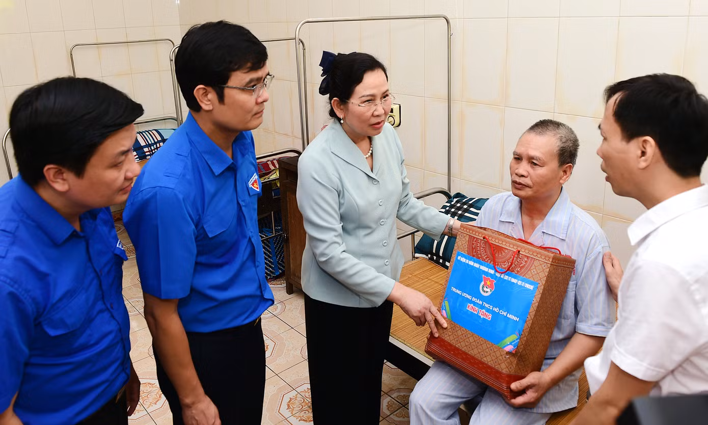 Đoàn công tác thăm, động viên và tặng quà thương binh điều trị tại Trung tâm. Ảnh: Xuân Tùng