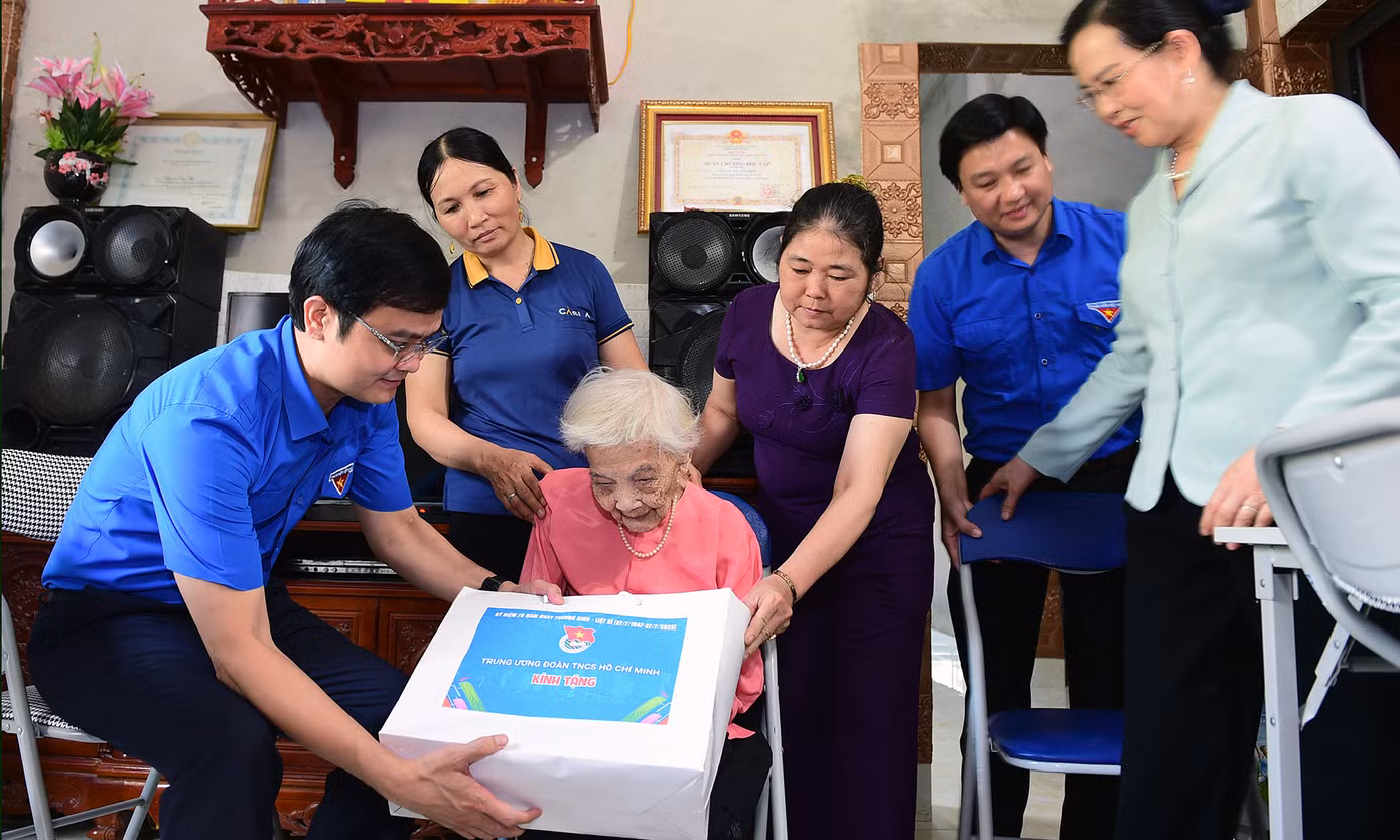 Bí thư thứ nhất T.Ư Đoàn Bùi Quang Huy tặng quà Mẹ Việt Nam Anh hùng Đặng Thị Đề. Ảnh: Xuân Tùng