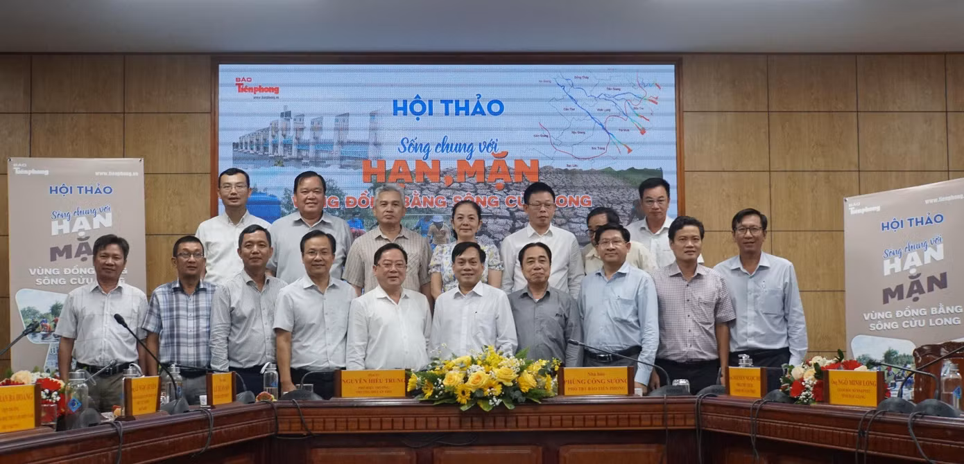 Các đại biểu dự hội thảo chụp ảnh lưu niệm cùng ban tổ chức