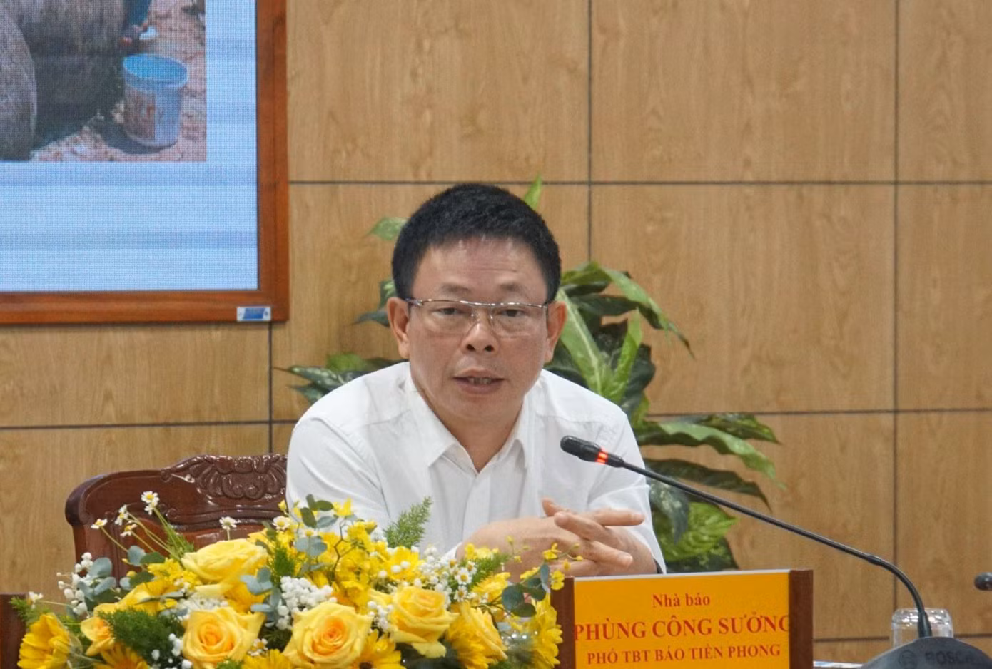 Nhà báo Phùng Công Sưởng - Phó Tổng biên tập báo Tiền Phong