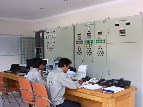 Bên trong tổ điều hành đạp thủy điện A Vương. Ảnh: Nam Cường