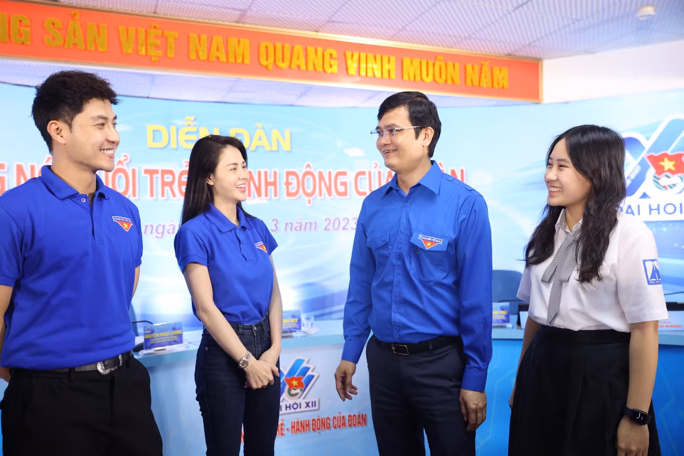 Bí thư thứ nhất Trung ương Đoàn Bùi Quang Huy trao đổi cùng các đại biểu dự diễn đàn.