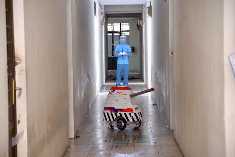 Trường ĐH Tôn Đức Thắng bàn giao robot chống dịch COVID-19 cho khu cách ly ảnh 1