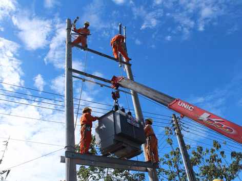 Công ty Điện lực Cần Thơ lắp mới trạm biến áp công suất 400kVA cho Trường Đại học Cần Thơ