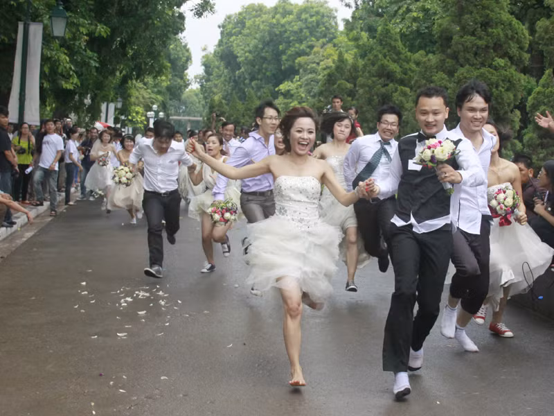 Các chú rể cầm hao cưới chạy về địa điểm nơi các cô dâu đang đợi. Sau khi nhận hoa cưới từ tay chú rể, cả hai cùng nắm tay nhau chạy về đích